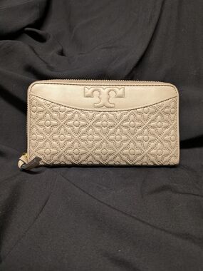 Tory Burch Bryant Quilted Zip-Around Leather Wallet in Taupe
